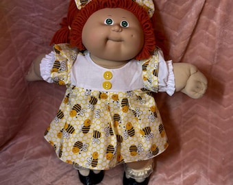 Vintage Cabbage Patch Kids-pop uit de jaren 80 – Felrood haar, groene ogen, kuiltjes – Jurk met honingraatmotief en bijpassende strikjes – Coleco