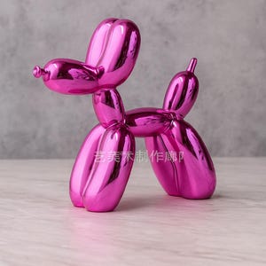 Op de afbeelding: Een glanzende, felroze ballonhondsculptuur. De hond staat in een speelse pose, met zijn kop en staart omhoog. De sculptuur heeft een glad, reflecterend oppervlak en staat tegen een neutrale achtergrond. De tekst op de sculptuur is in het Chinees.