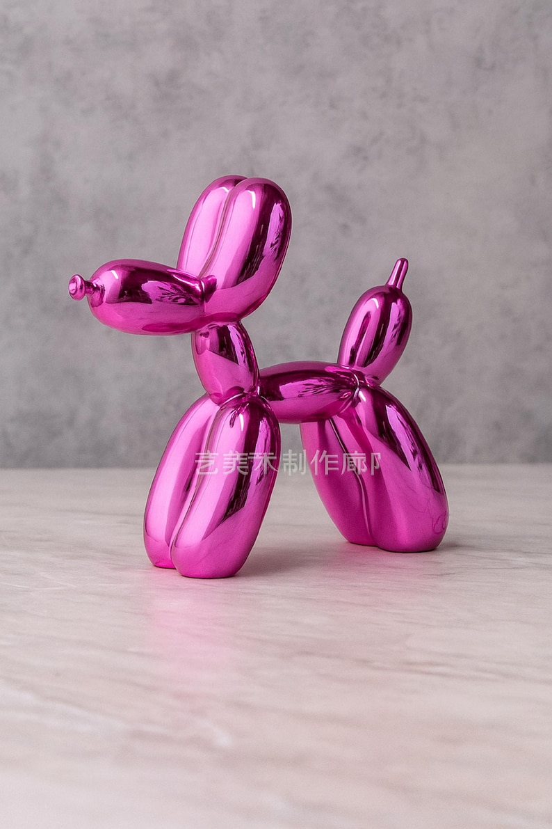 Op de afbeelding: Een glanzende, felroze ballonhondsculptuur. De hond staat in een speelse pose, met zijn kop en staart omhoog. De sculptuur heeft een glad, reflecterend oppervlak en staat tegen een neutrale achtergrond. De tekst op de sculptuur is in het Chinees.