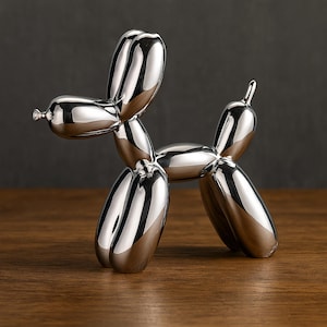 Op de afbeelding: Een gepolijste zilveren ballonhondsculptuur. De hond is gemaakt van glad, reflecterend materiaal, met een afgerond lichaam en langwerpige ledematen. De sculptuur wordt getoond op een houten oppervlak, met een donkere achtergrond.