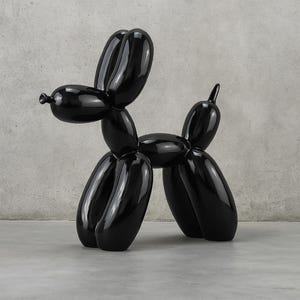Op de afbeelding: Een glanzende zwarte ballonhond sculptuur. De sculptuur is een gestileerde weergave van een hond, gemaakt van een reeks opgeblazen ballonvormen. De hond staat op een grijze ondergrond tegen een neutrale achtergrond.