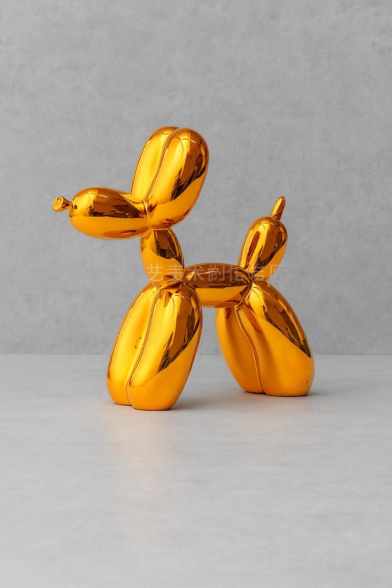 Op de afbeelding: Een gouden, reflecterende ballonhondsculptuur. De hond staat met zijn hoofd en staart omhoog. De sculptuur heeft een glad, glanzend oppervlak en is gemaakt om op een ballonbeest te lijken.
