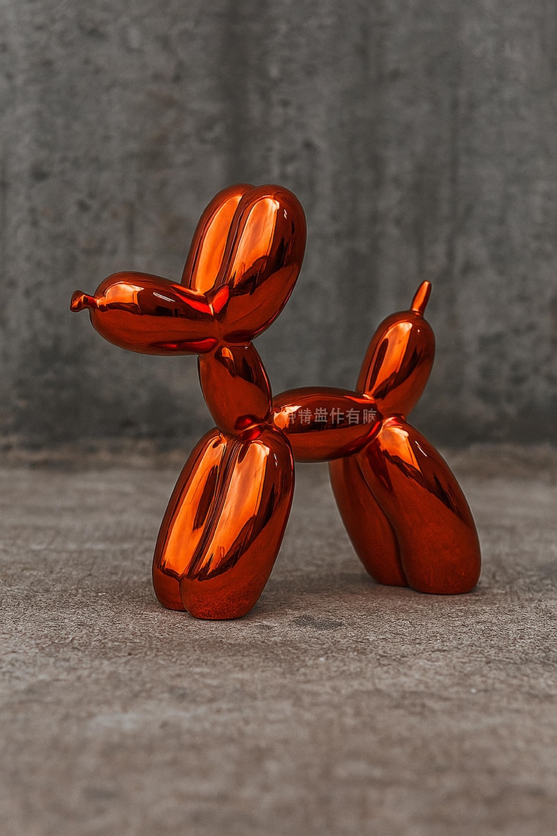 Op de afbeelding: Een glanzende, oranje-rode ballonhondsculptuur. De hond is gemaakt van een reflecterend materiaal, met een glad, gebogen oppervlak. De sculptuur is een speels, modern kunstwerk, ideaal voor interieurdecoratie.