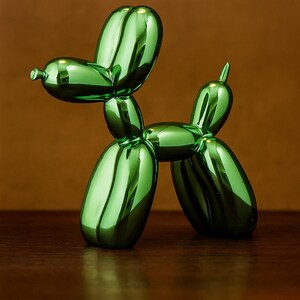 Op de afbeelding: Een glanzende, groene ballonhondsculptuur. De hond is gemaakt van een reflecterend materiaal, waardoor hij een metallic uitstraling heeft. De sculptuur is een speels decoratief item, perfect om een vleugje moderne kunst aan elke ruimte toe te voegen.