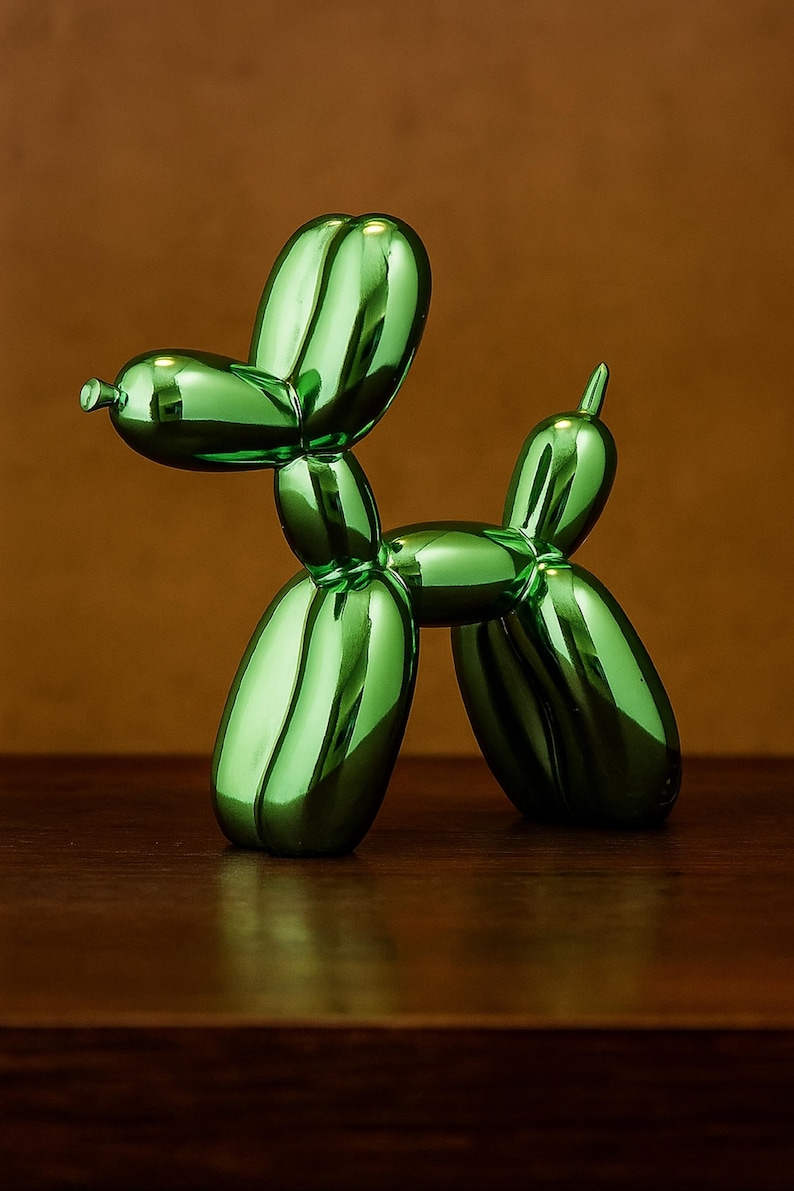 Op de afbeelding: Een glanzende, groene ballonhondsculptuur. De hond is gemaakt van een reflecterend materiaal, waardoor hij een metallic uitstraling heeft. De sculptuur is een speels decoratief item, perfect om een vleugje moderne kunst aan elke ruimte toe te voegen.