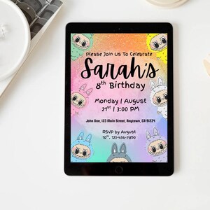 K&ouml;nnte beinhalten: Ein digitales Tablet zeigt eine farbenfrohe Geburtstagseinladung f&uuml;r Sarahs 8. Geburtstag. Das Design zeigt Cartoon-Figuren in Tierkost&uuml;men und enth&auml;lt Veranstaltungsdetails: Datum, Uhrzeit und Ort.