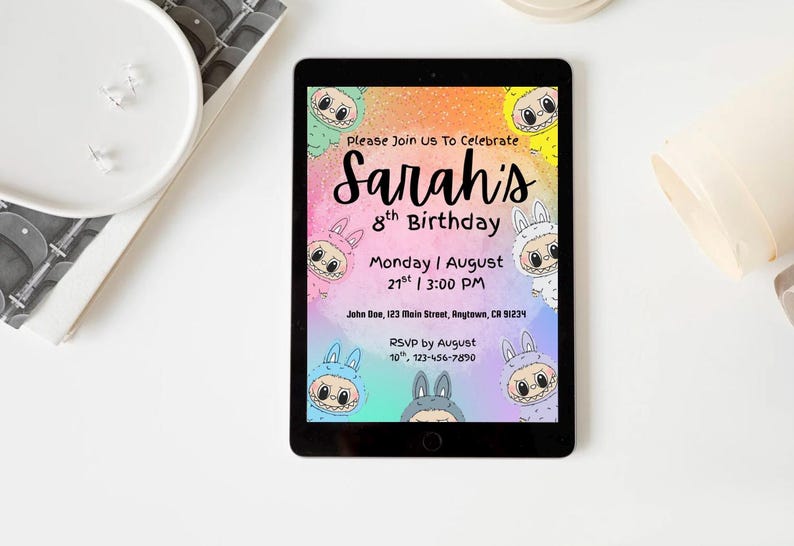 K&ouml;nnte beinhalten: Ein digitales Tablet zeigt eine farbenfrohe Geburtstagseinladung f&uuml;r Sarahs 8. Geburtstag. Das Design zeigt Cartoon-Figuren in Tierkost&uuml;men und enth&auml;lt Veranstaltungsdetails: Datum, Uhrzeit und Ort.