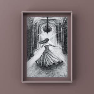 Puede incluir: Dibujo a lápiz en blanco y negro enmarcado de una mujer con un vestido fluido, con los brazos extendidos, caminando por un largo pasillo arqueado. Una lámpara de araña cuelga del techo. La obra está firmada en la esquina inferior derecha.