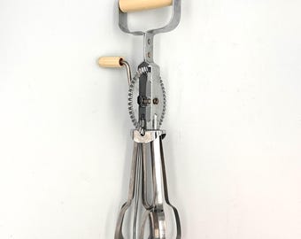 Batidora de huevos manual vintage de acero inoxidable, fabricada en Inglaterra.