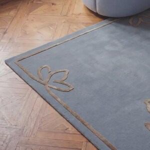Moderno tappeto floreale in lana e seta color blu polvere, dimensioni 5x8 6x9, realizzato a mano con motivo floreale beige, ideale per soggiorno, camera da letto e cameretta dei bambini. immagine 1