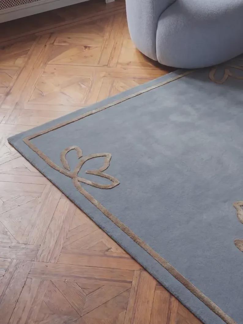 Moderno tappeto floreale in lana e seta color blu polvere, dimensioni 5x8 6x9, realizzato a mano con motivo floreale beige, ideale per soggiorno, camera da letto e cameretta dei bambini. immagine 1