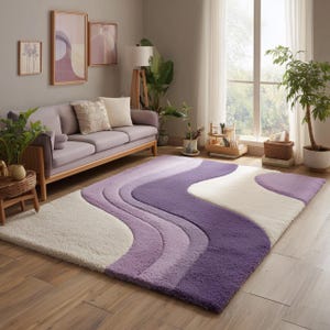Può includere: Un grande tappeto morbido con un design ondulato nei toni del viola e del crema. Il motivo del tappeto crea un effetto fluido e strutturato, aggiungendo un tocco di eleganza moderna alla stanza. Il tappeto è posato su un pavimento in legno, completando l'arredamento della stanza.