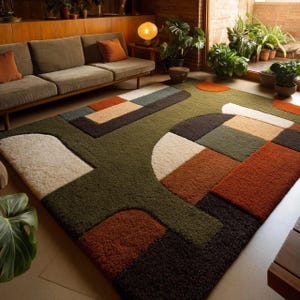 Può includere: Un grande tappeto geometrico con sfondo verde e forme astratte nei toni del marrone, arancione, beige e bianco. Il tappeto si trova in un soggiorno con divano e piante. Il design è in stile retrò.