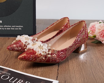 ハンドメイドの赤い花柄パールウェディングヒール、花嫁のためのポインテッドトゥローヒールパーティーパンプス、エレガントなキラキラドレスシューズ、女性へのウェディングギフト