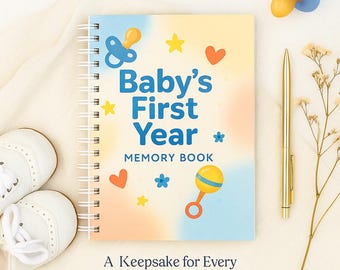 以下が含まれることがあります： 「Baby's First Year」のメモリーブック。カラフルな表紙には、おしゃぶり、星、ハートが描かれています。金色のペン、ベビーシューズ、青いおしゃぶりも写っています。「A Keepsake for Every Precious First.」と書かれています。