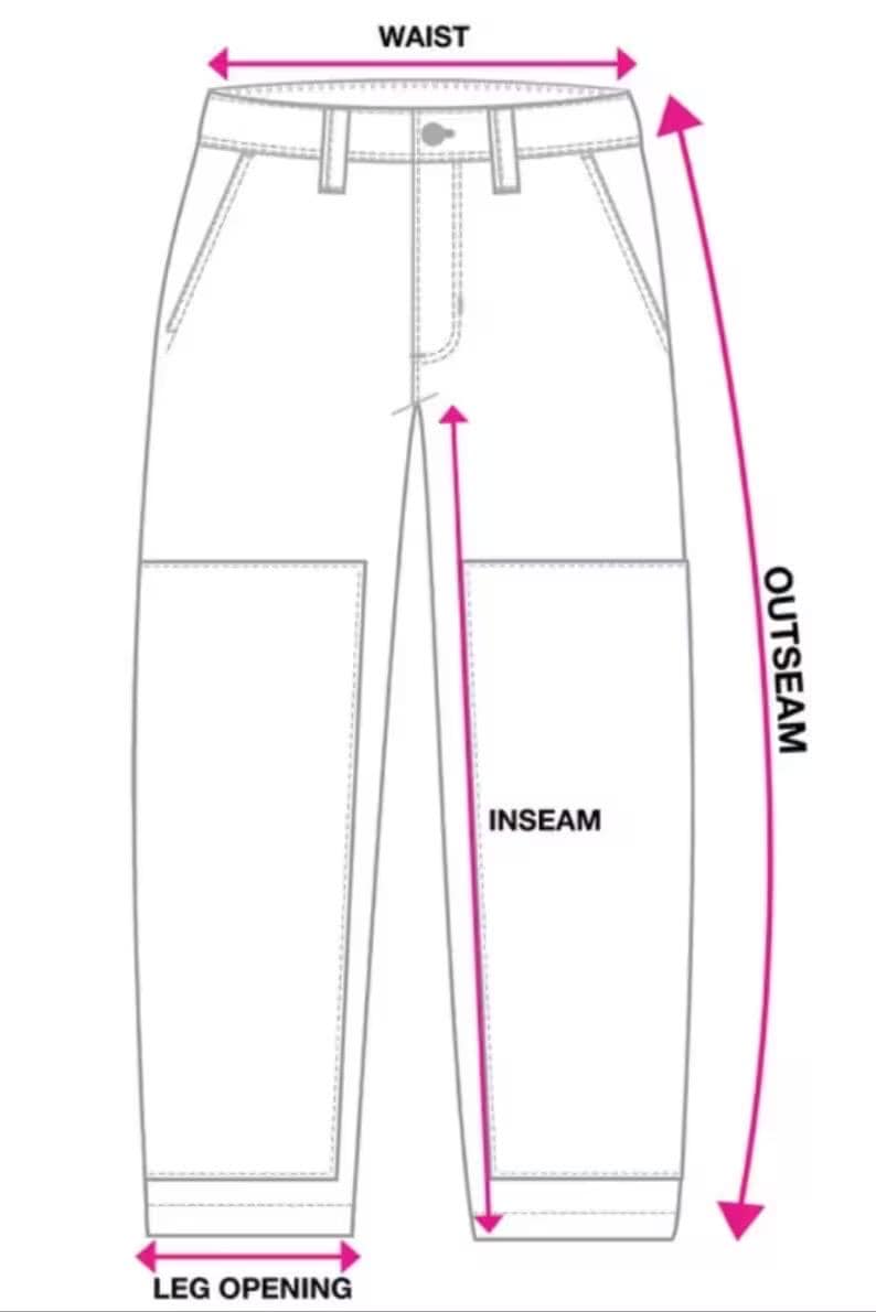 K&ouml;nnte beinhalten: Diagramm einer Hose mit beschrifteten Ma&szlig;en: Bundweite, Au&szlig;ennaht, Innennaht und Bein&ouml;ffnung. Die Illustration ist in Schwarzwei&szlig; gehalten, mit rosa Pfeilen, die die Messpunkte anzeigen. Die Hose hat Taschen und einen Knopfverschluss.