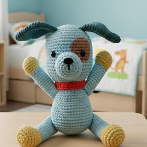 子犬のチップ編みパターン、眼帯をした犬の編みぐるみ（PDF）、お座りする子犬のDIYチュートリアル、斑点のある犬のぬいぐるみの作り方ガイド、かわいい犬のぬいぐるみ