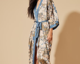 Blommig kimono-morgonrock, silkeslen charmeuse-satinmorgonrock, asiatisk-inspirerade loungewear, skrynkelresistent.