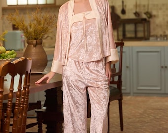 Conjunto de pijama de tres piezas de terciopelo, ropa de estar por casa suave y lujosa, bata, camisola y pantalones de terciopelo para dormir.