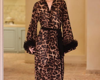 Bata Kimono de Leopardo Salvaje, Atrevida prenda de estar por casa con estampado animal y tacto satinado para mujer.