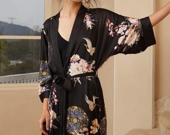 Crane & Blossom kimono-morgonrock, silkeslen charmeuse blommig morgonrock, orientaliska lyxiga loungekläder.