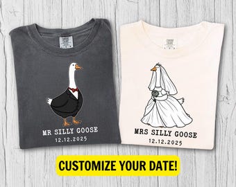 ミセス＆ミスター・シリー・グースTシャツ、コンフォートカラーズ®新婚夫婦Tシャツ、ハネムーンTシャツ、お揃いの夫婦Tシャツ、かわいいカップル記念日Tシャツ