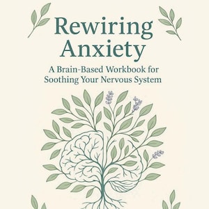 Könnte beinhalten: Buchcover mit dem Titel "Rewiring Anxiety" in dunkelblauer Schrift. Das Cover zeigt einen baumförmigen Baum mit grünen Blättern und Lavendelakzenten. Der Name des Autors, Britney Turk, PhD, LPC, steht unten.