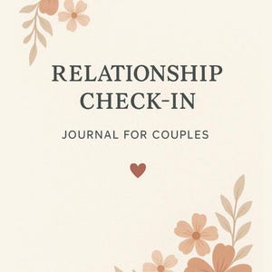 Peut inclure: Un journal crème avec le texte "RELATIONSHIP CHECK-IN" et "JOURNAL FOR COUPLES". Il présente des motifs floraux d'angle pêche et marron et une petite illustration de cœur.