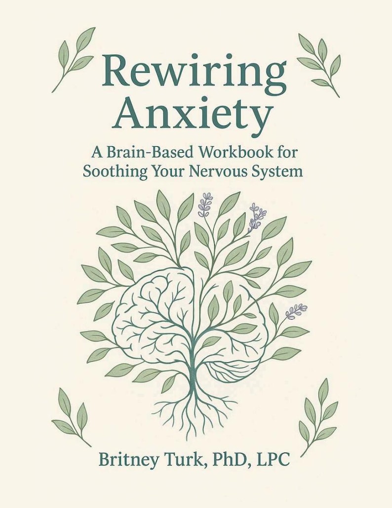 K&ouml;nnte beinhalten: Buchcover mit dem Titel "Rewiring Anxiety" in dunkelblauer Schrift. Das Cover zeigt einen baumf&ouml;rmigen Baum mit gr&uuml;nen Bl&auml;ttern und Lavendelakzenten. Der Name des Autors, Britney Turk, PhD, LPC, steht unten.