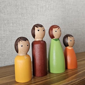 Wooden Family Peg Dolls – Montessori Waldorf Toy – 4 Piece Set – Safe Natural Paint – Handmade Gift for Kids & Home Decor