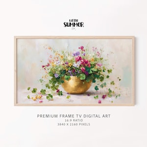 Può includere: Stampa artistica digitale incorniciata con una ciotola dorata traboccante di fiori e verde colorati. L'opera d'arte ha uno stile morbido e pittorico con uno sfondo chiaro. Il testo "LITTLE SUMMER Co." si trova in alto a sinistra. Il testo "PREMIUM FRAME TV DIGITAL ART" è in basso.