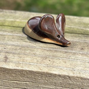 Miniatura de rato em cerâmica feita à mão, RP Mark Studio Pottery, esmalte marrom, aproximadamente 5 cm.