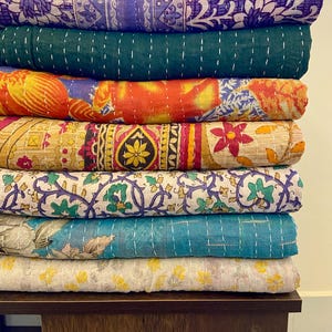 Colcha Kantha vintage: Colcha india reversible, cosida a mano en algodón.