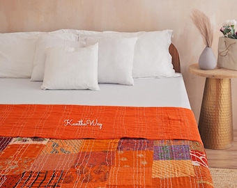 Colcha Kantha de retalhos de seda vintage indiana laranja estilo boho reversível, usada, Sari Kantha, cobertor