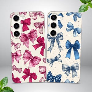 Op de afbeelding: Twee telefoonhoesjes met strikdesigns. Eén hoesje heeft roze strikken op een crèmekleurige achtergrond, de andere heeft blauwe strikken. De strikken zijn handgetekend met verschillende maten en stijlen. De hoesjes hebben camera-uitsparingen.