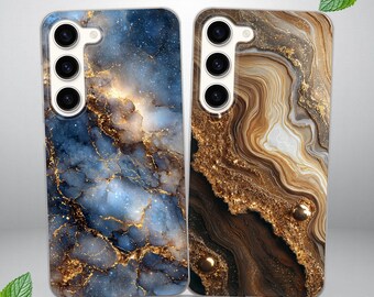 Può includere: Due custodie per telefono con un design marmorizzato. Una custodia ha un motivo marmorizzato blu e oro, l'altra ha un motivo marmorizzato marrone e oro. Entrambe le custodie hanno un ritaglio per la fotocamera e i pulsanti.
