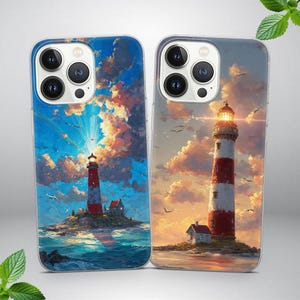 Może przedstawiać: Dwa etui na telefon z motywem latarni morskiej. Jedno etui przedstawia niebieskie niebo z czerwoną i białą latarnią morską, drugie ma tło zachodu słońca. Oba etui mają szczegółową ilustrację latarni morskiej, ptaków i małych budynków.