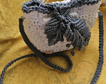 Bolso de punto blanco decorado con hojas