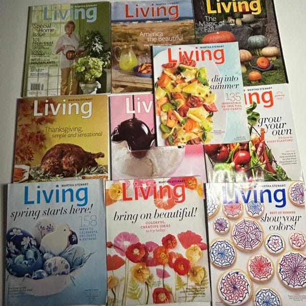 Könnte beinhalten: Eine Sammlung von Martha Stewart Living-Magazinen mit verschiedenen Titelseiten. Die Titelseiten zeigen Bilder von Essen, Blumen und saisonalen Themen wie Herbst und Frühling. Die Zeitschriften sind zusammengelegt und präsentieren eine Vielzahl von Artikeln.
