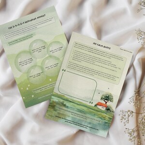 Op de afbeelding: Twee lichtgroene vellen papier met welzijnsoefeningen. E&eacute;n vel getiteld THE 5-4-3-2-1 GROUNDING MOMENT bevat tekstballonnen voor zintuiglijk bewustzijn. Het andere vel, MY CALM QUOTE, biedt schrijfruimte en een landschapsillustratie.