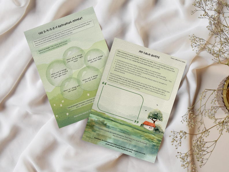 Op de afbeelding: Twee lichtgroene vellen papier met welzijnsoefeningen. E&eacute;n vel getiteld THE 5-4-3-2-1 GROUNDING MOMENT bevat tekstballonnen voor zintuiglijk bewustzijn. Het andere vel, MY CALM QUOTE, biedt schrijfruimte en een landschapsillustratie.