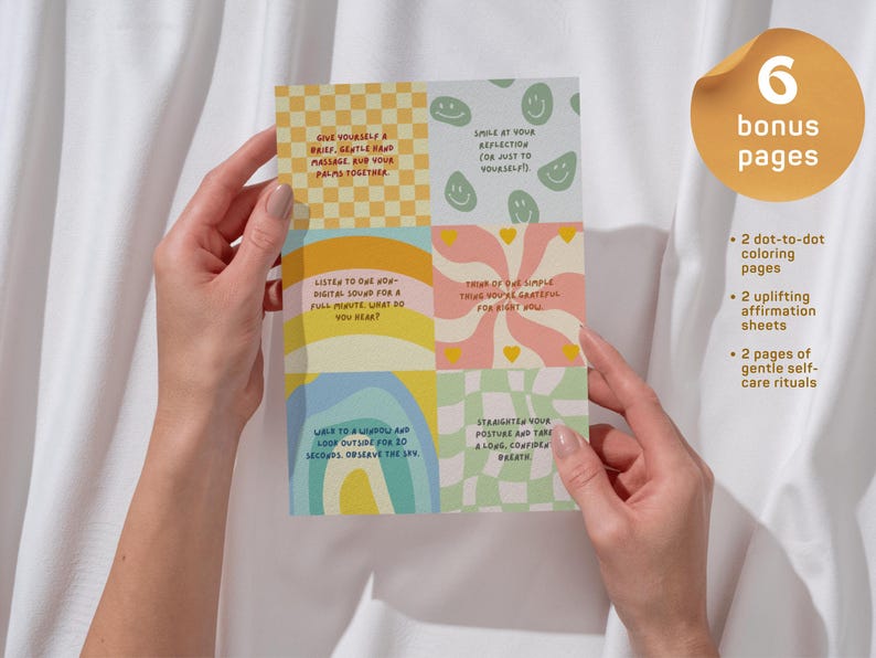 Op de afbeelding: Een rechthoekige kaart met zes kleurrijke vierkanten met diverse patronen en tekstprompts. De ontwerpen bevatten gele ruitjes, groene smileys, regenboogbogen, roze wervelingen met hartjes, blauwe golven en lichtgroene golvende ruitjes.