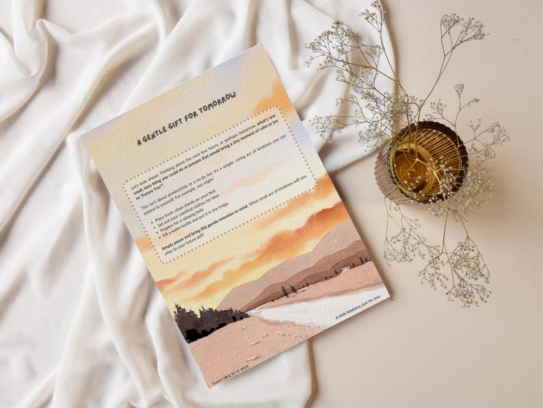 Op de afbeelding: Een rechthoekige papieren print getiteld A GENTLE GIFT FOR TOMORROW met een landschapsillustratie met oranje en roze wolken boven heuvels. De tekst bevat suggesties voor zelfzorg, inclusief de zin A little kindness, just for you.