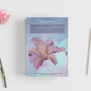 Op de afbeelding: Een rechthoekige kaart getiteld Petals of Goodness met een paarse lelie-illustratie, tekst, een roze anjer en een wit potlood. De kaart bevat gedrukte tekst over kleine goede dingen en licht tijdens uitdagende tijden.