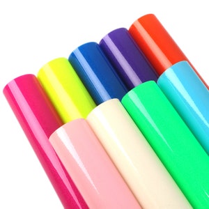 以下が含まれることがあります： ピンク、イエロー、グリーン、ブルー、パープル、ホワイト、オレンジの様々な色合いのカラフルなビニールシート10枚セット。シートは巻き上げられ、虹模様に配置されています。