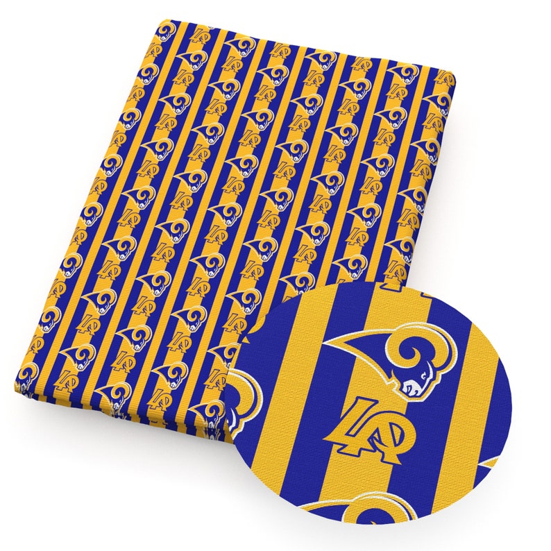 Puede incluir: Tela a rayas azules y doradas con un patr&oacute;n repetido del logotipo de los Los Angeles Rams.