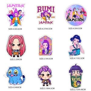 以下が含まれることがあります： アニメスタイルのキャラクターと「HUNTRAX」と「RUMI」のテキストが特徴の、カラフルなステッカーのコレクション。ステッカーは様々な形とサイズで、センチメートル単位で測定されています。