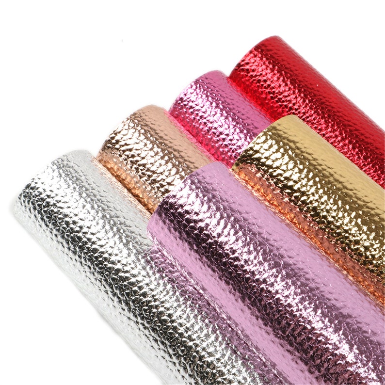 Puede incluir: Cinco rollos de piel sint&eacute;tica met&aacute;lica en plata, rosa, oro, oro rosa y rojo. La piel tiene un aspecto texturizado y estampado.