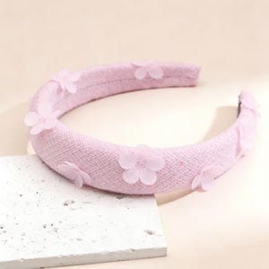 以下が含まれることがあります： 白い文字で「Welcome to our home」と書かれた素朴な木製の看板。 傷んだ仕上げとシンプルで魅力的なデザインで、玄関や玄関に最適です。