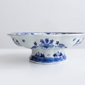 Royal Delft Blue Footed Bowl, ręcznie malowana kwiatowa ozdoba centralna, Holandia 1987